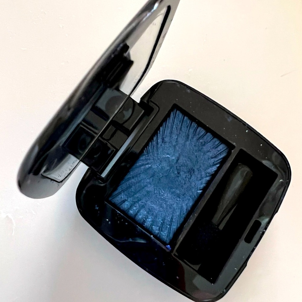 Sisley Blue Individual Eyeshadow.